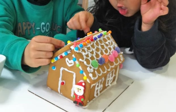 『お菓子の家』を作る写真（撮影：エニママ）