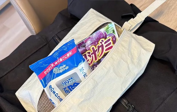 『ポリエチレンシートケース』をリュックにつけた写真（撮影：キジカク）