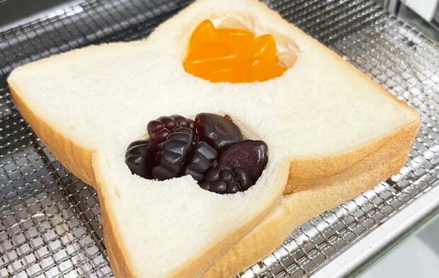 『果汁グミステンドグラストースト』を作る写真（撮影：キジカク）