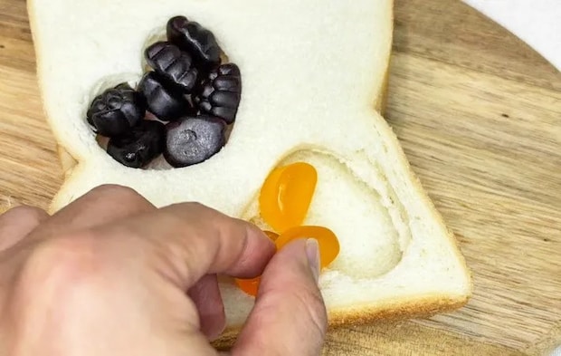 『果汁グミステンドグラストースト』を作る写真（撮影：キジカク）