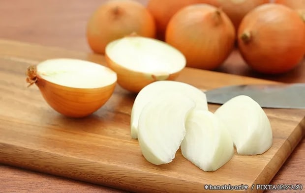 まな板とタマネギの写真