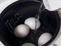 内釜に卵と熱湯を入れたら…　17分後の結果に「もっと早く知りたかった」
