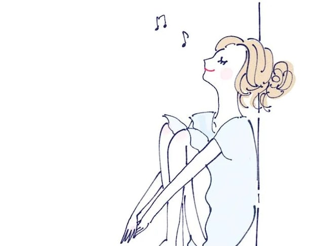 窓辺でリラックスしている女性