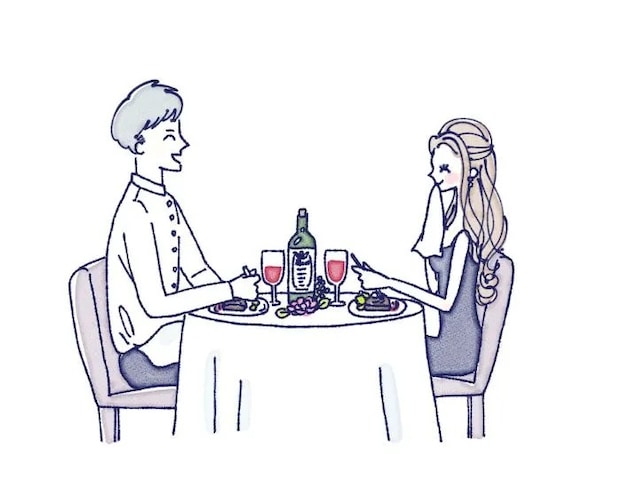 レストランでディナーをしているカップル