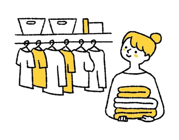 片づけをしている女性