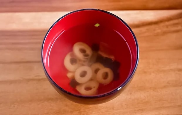 具がほとんどないすまし汁の写真（撮影：小泉明代）
