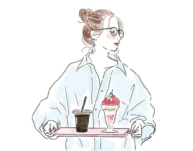 トレーを運ぶ女性