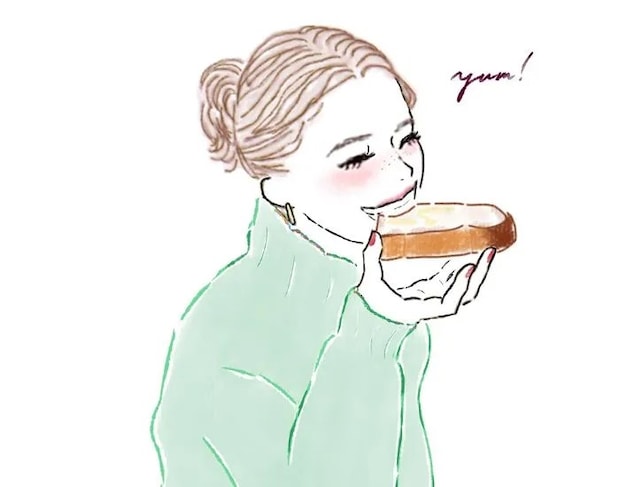 トーストをかじる女性