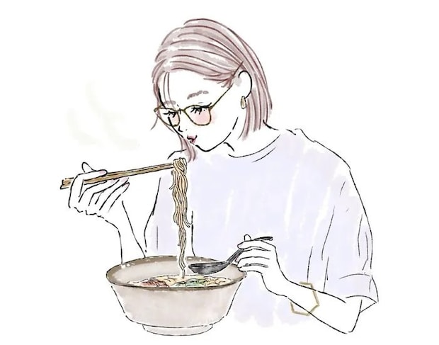 ラーメンをすする女性