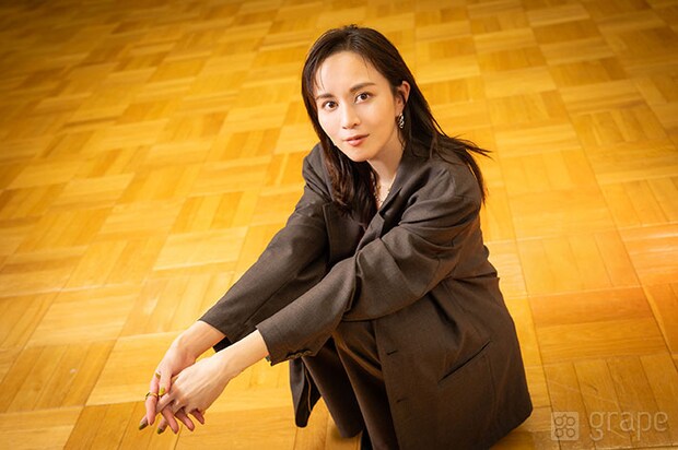 比嘉愛未さんの写真（撮影：grape編集部）