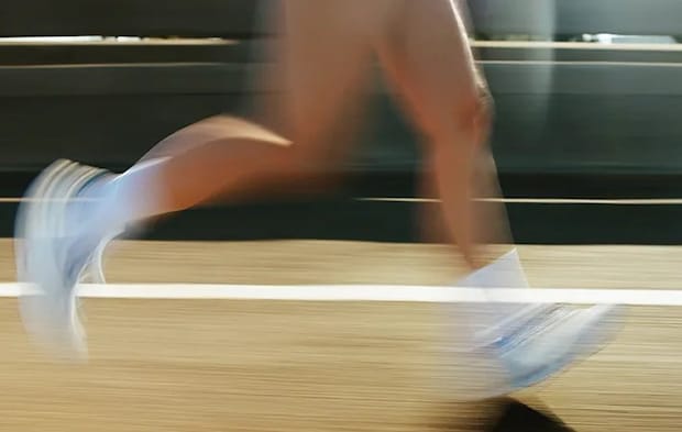 走る人の足元の写真