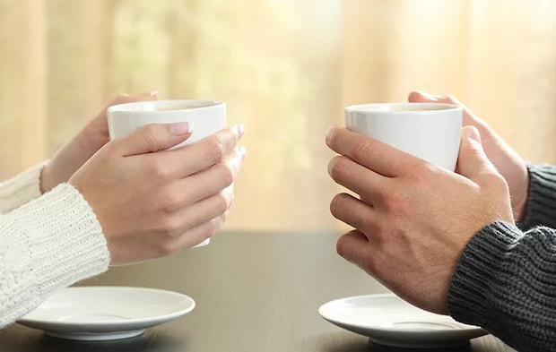 カップを持つ人の写真