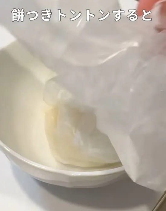 お餅を叩きつけている様子