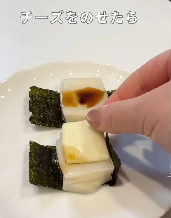 チーズをのせている様子