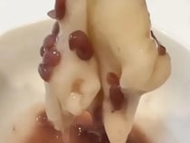 餅に『あずきアイス』をかけてみて！　完成した一品に「秒でなくなる」「極上」