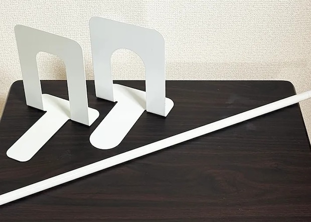 つっぱり棒とブックエンドの画像