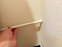 【掃除裏ワザ】つっぱり棒とブックエンドを組み合わせると…？　100均アイテムの活用術がすごい！