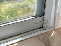 チラシを差し込むだけ？　サッシ掃除の裏技に「すぐやる」「目からウロコ」【窓サッシ掃除術4選】