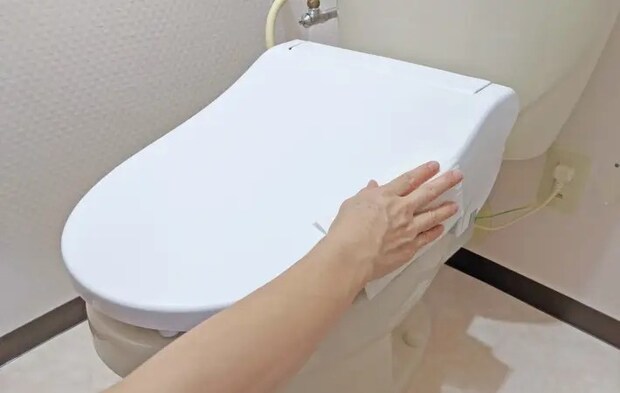 トイレ掃除をしている様子