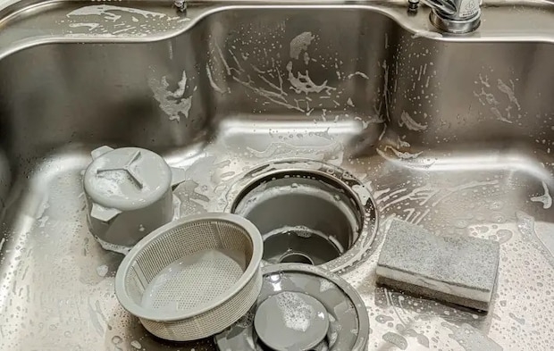 キッチンの掃除をしている様子