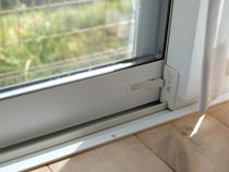 チラシを差し込むだけ？　サッシ掃除の裏技に「すぐやる」「目からウロコ」【窓サッシ掃除術4選】