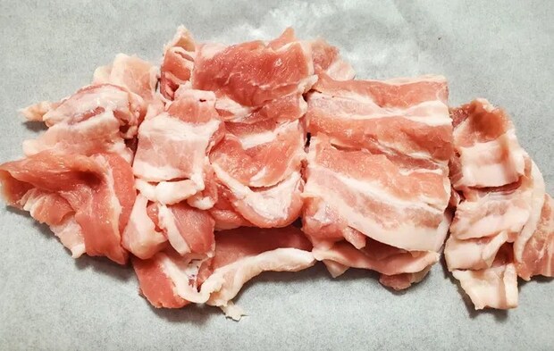 『豚とサツマイモの塩昆布蒸し』を作る写真