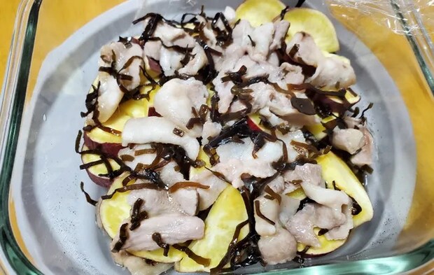 『豚とサツマイモの塩昆布蒸し』を作る写真