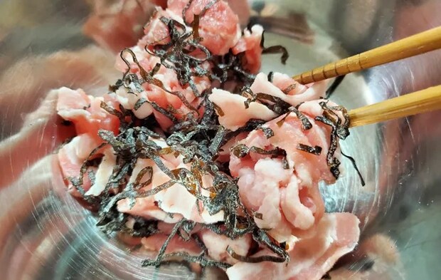 『豚とサツマイモの塩昆布蒸し』を作る写真