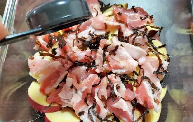 『豚とサツマイモの塩昆布蒸し』を作る写真