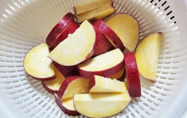 『豚とサツマイモの塩昆布蒸し』を作る写真