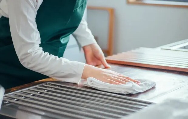 キッチンの掃除をしている人