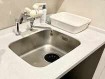 濡らした布巾を置くだけ？　仕上がりに「ピカピカ！」「キッチンが映える」【効率的な掃除術4選】