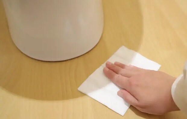 トイレの床を掃除している様子