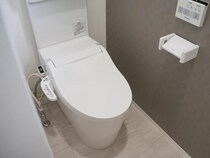 トイレ掃除に割り箸？　TOTOの提案に「確かに届く！」「気持ちいい」【トイレ掃除の盲点4選】