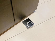 100均で見つけたスマホリングで家のドアを自由自在に固定　暮らしが一変する裏技
