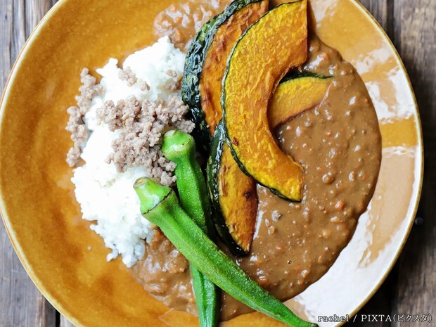 渡辺美奈代が3COINSグッズで作る彩り夏野菜カレーに「真似したい!」の声