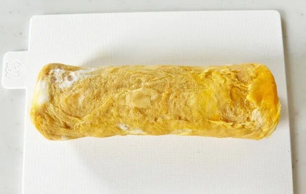 『うまい棒入り玉子焼き』を作る写真