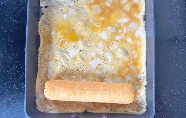 『うまい棒入り玉子焼き』を作る写真