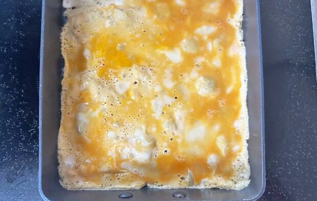 『うまい棒入り玉子焼き』を作る写真