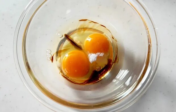 『うまい棒入り玉子焼き』を作る写真