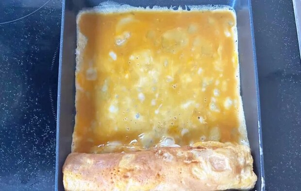 『うまい棒入り玉子焼き』を作る写真