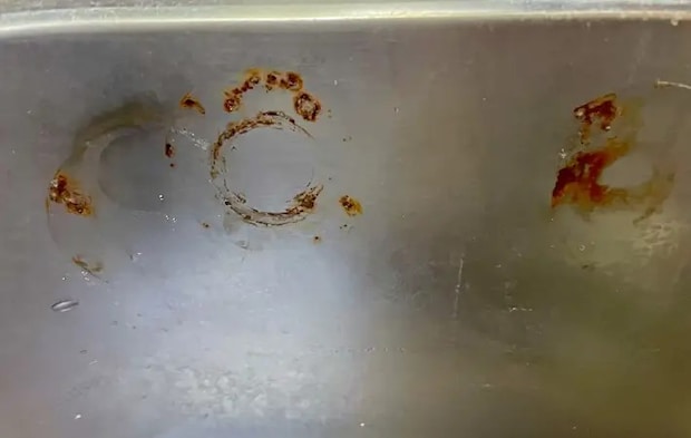 ステンレスに付着したサビ