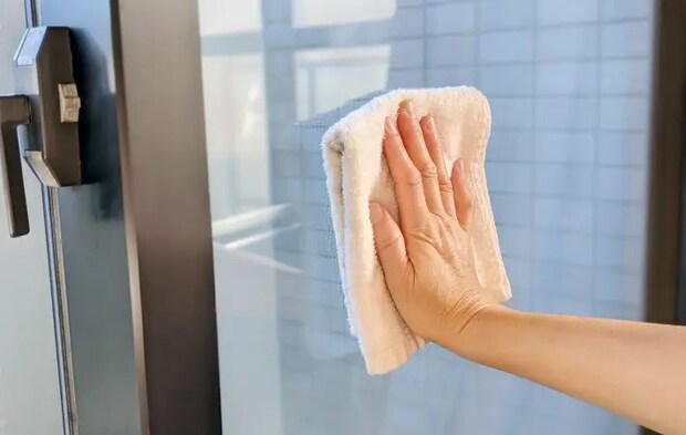 窓の掃除をしている様子