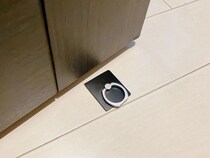 100均で見つけたスマホリングで家のドアを自由自在に固定　暮らしが一変する裏技