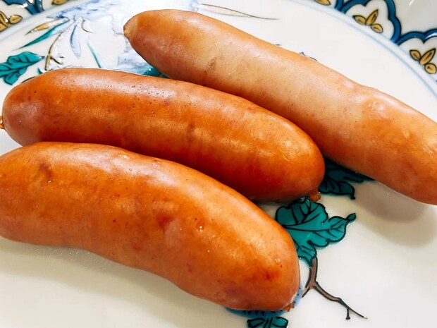ウインナーの新しい食べ方を発見! 麦茶でゆでるだけで、旨みが格段にアップする