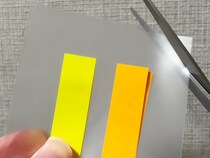 クリアファイルを切るだけで『折れない付箋ケース』が完成！職場で使える裏技がこちら