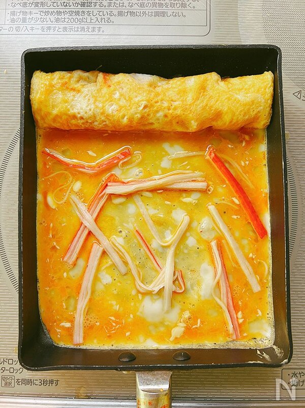 玉子焼きを料理する写真