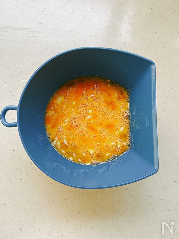 玉子焼きを料理する写真