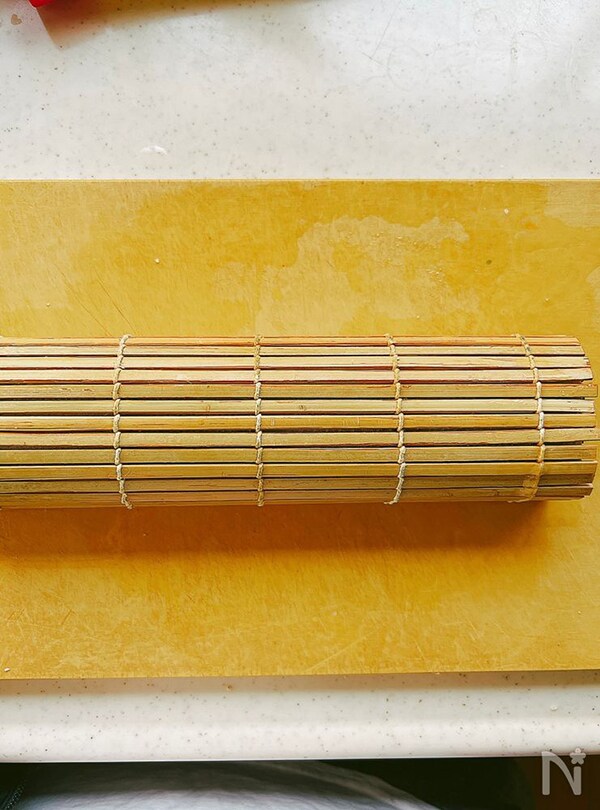 玉子焼きを料理する写真