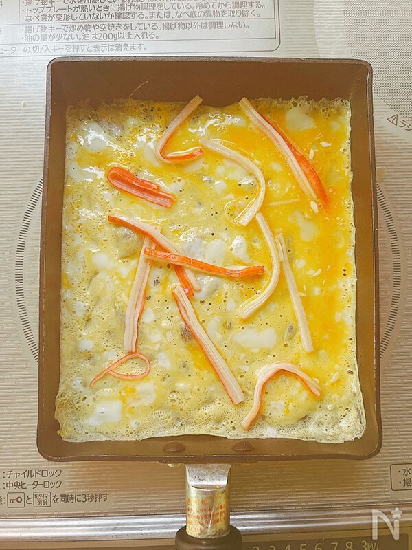 玉子焼きを料理する写真